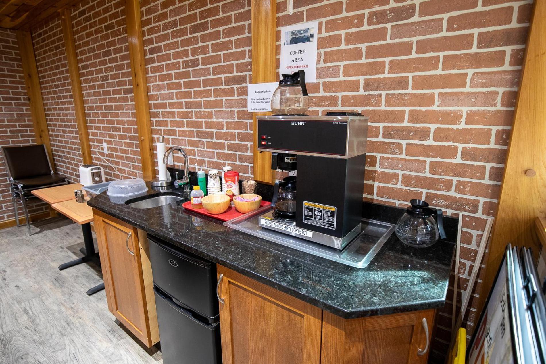 Northway Motor Inn Dease Lake エクステリア 写真
