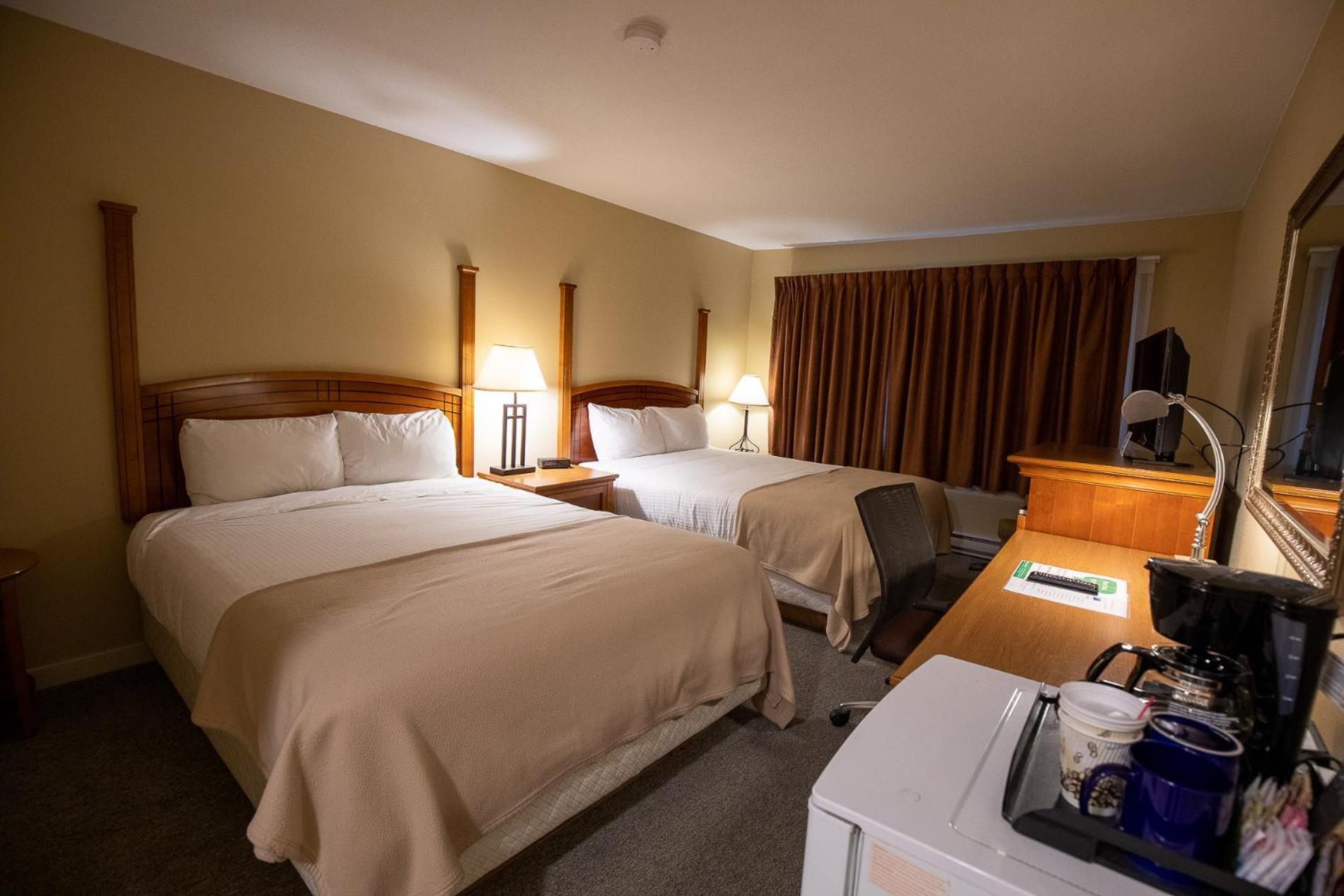 Northway Motor Inn Dease Lake エクステリア 写真