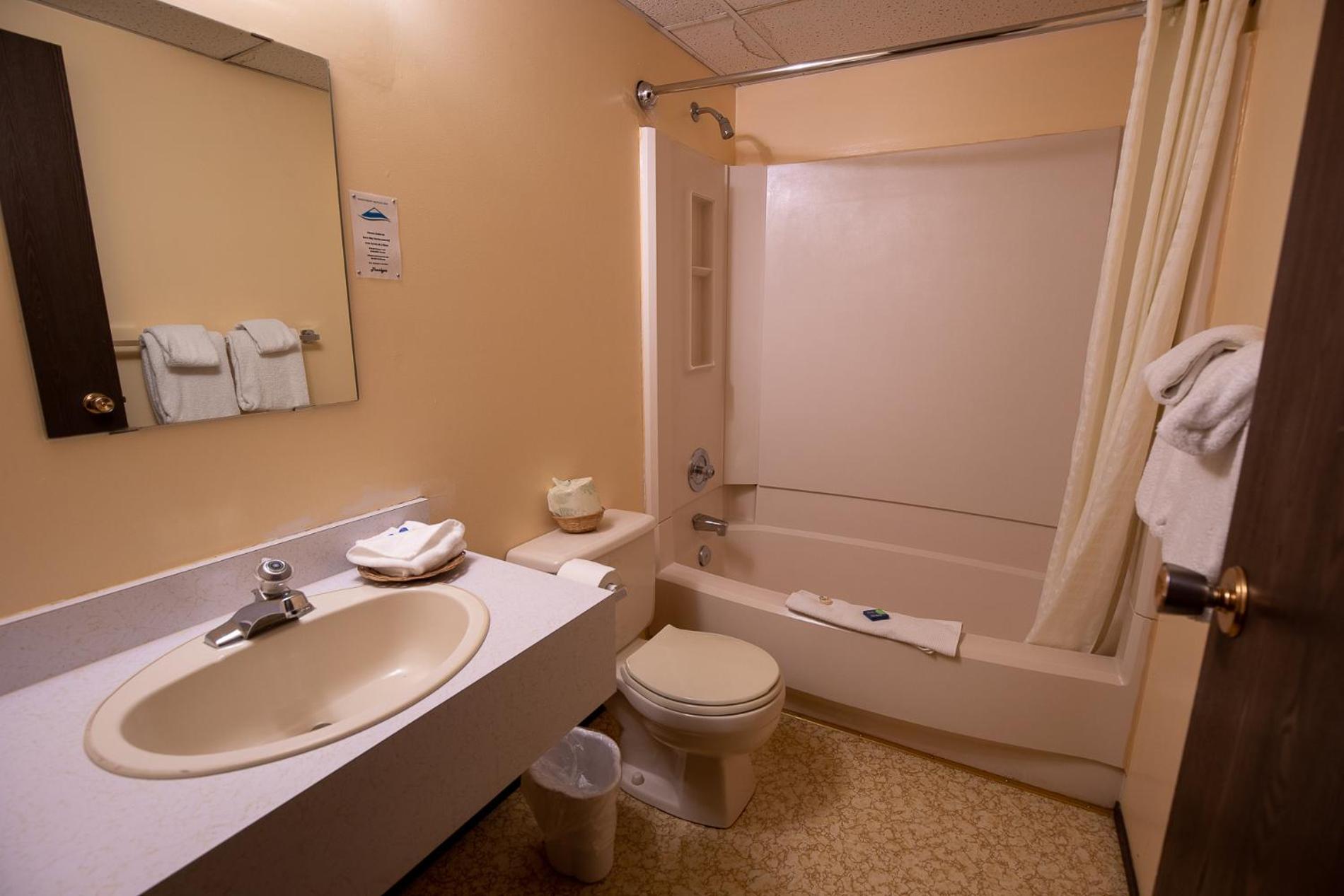 Northway Motor Inn Dease Lake エクステリア 写真
