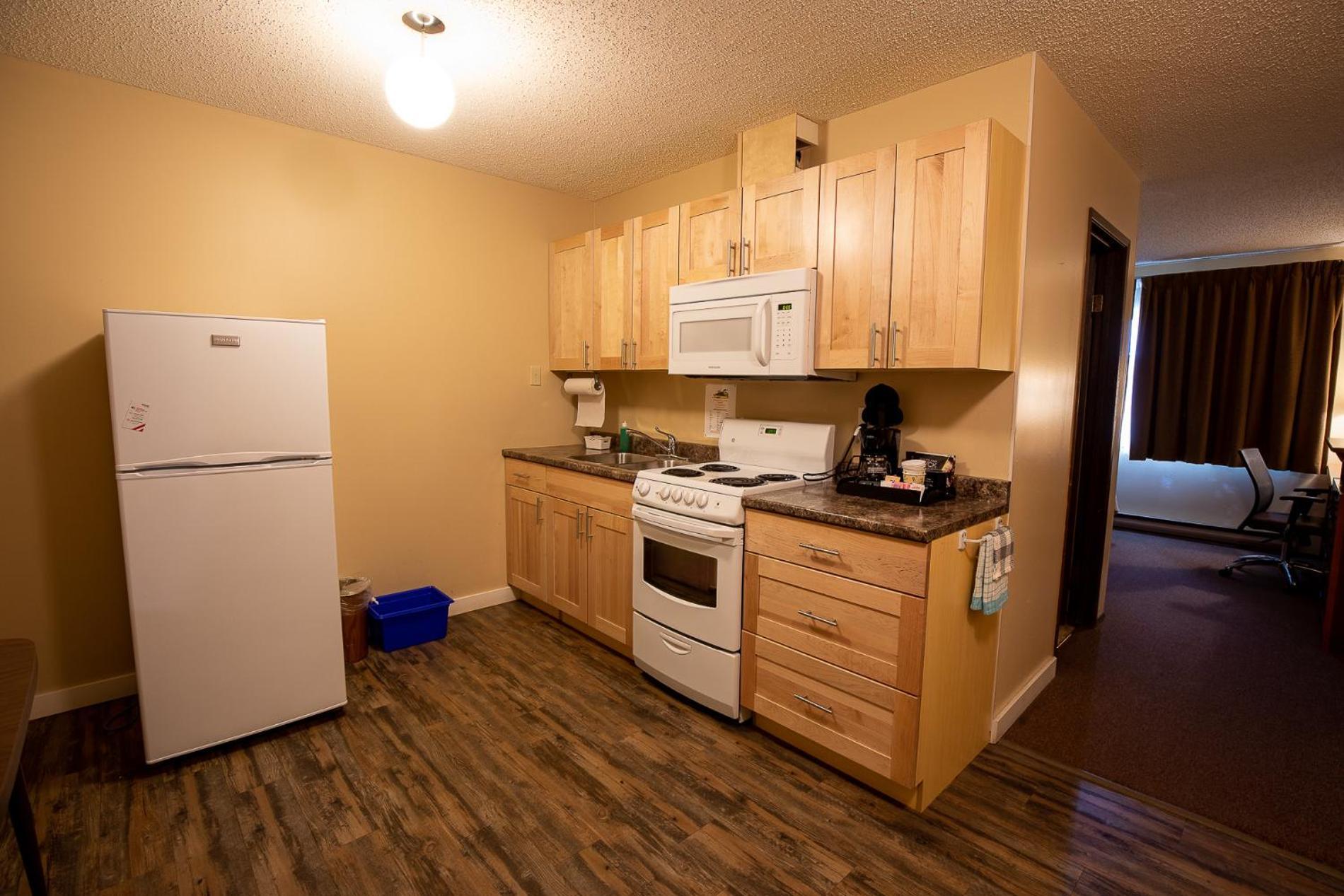 Northway Motor Inn Dease Lake エクステリア 写真