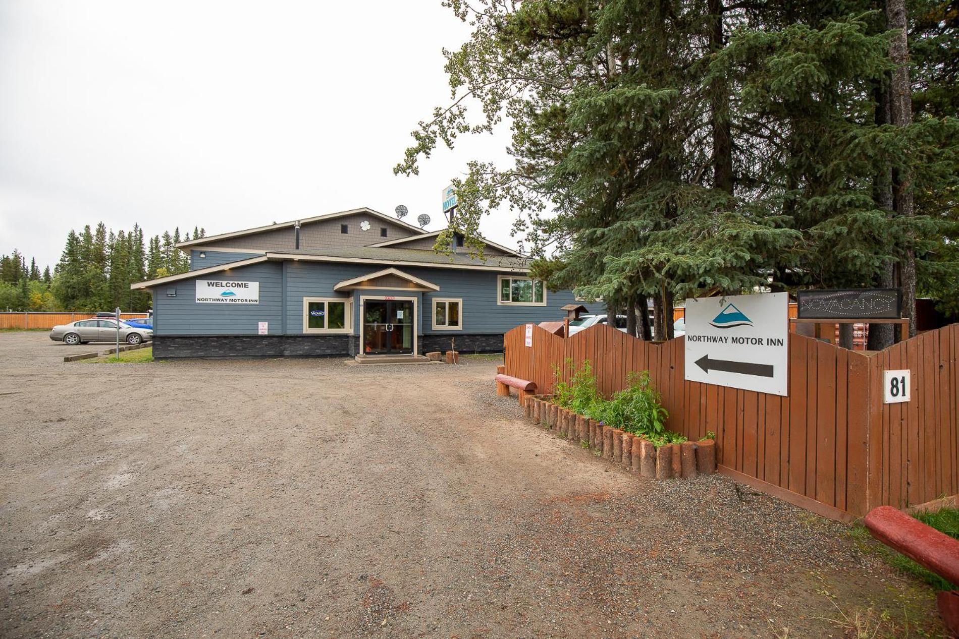Northway Motor Inn Dease Lake エクステリア 写真