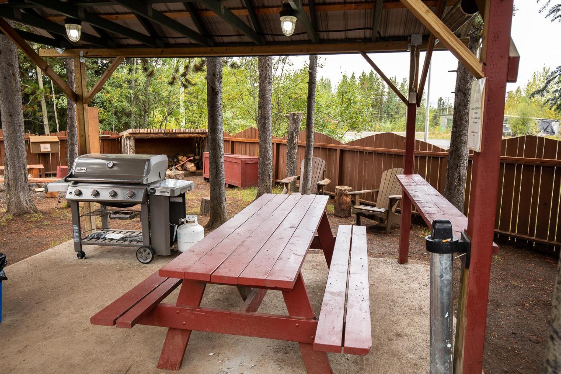 Northway Motor Inn Dease Lake エクステリア 写真