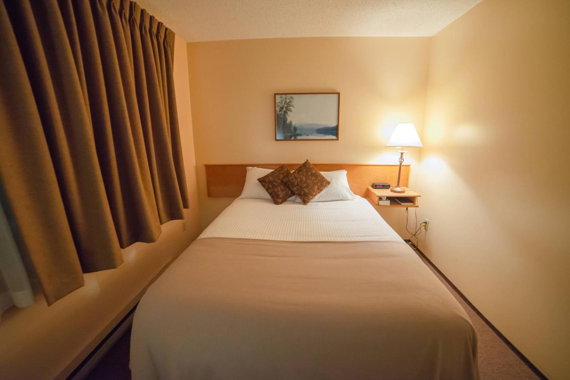 Northway Motor Inn Dease Lake エクステリア 写真